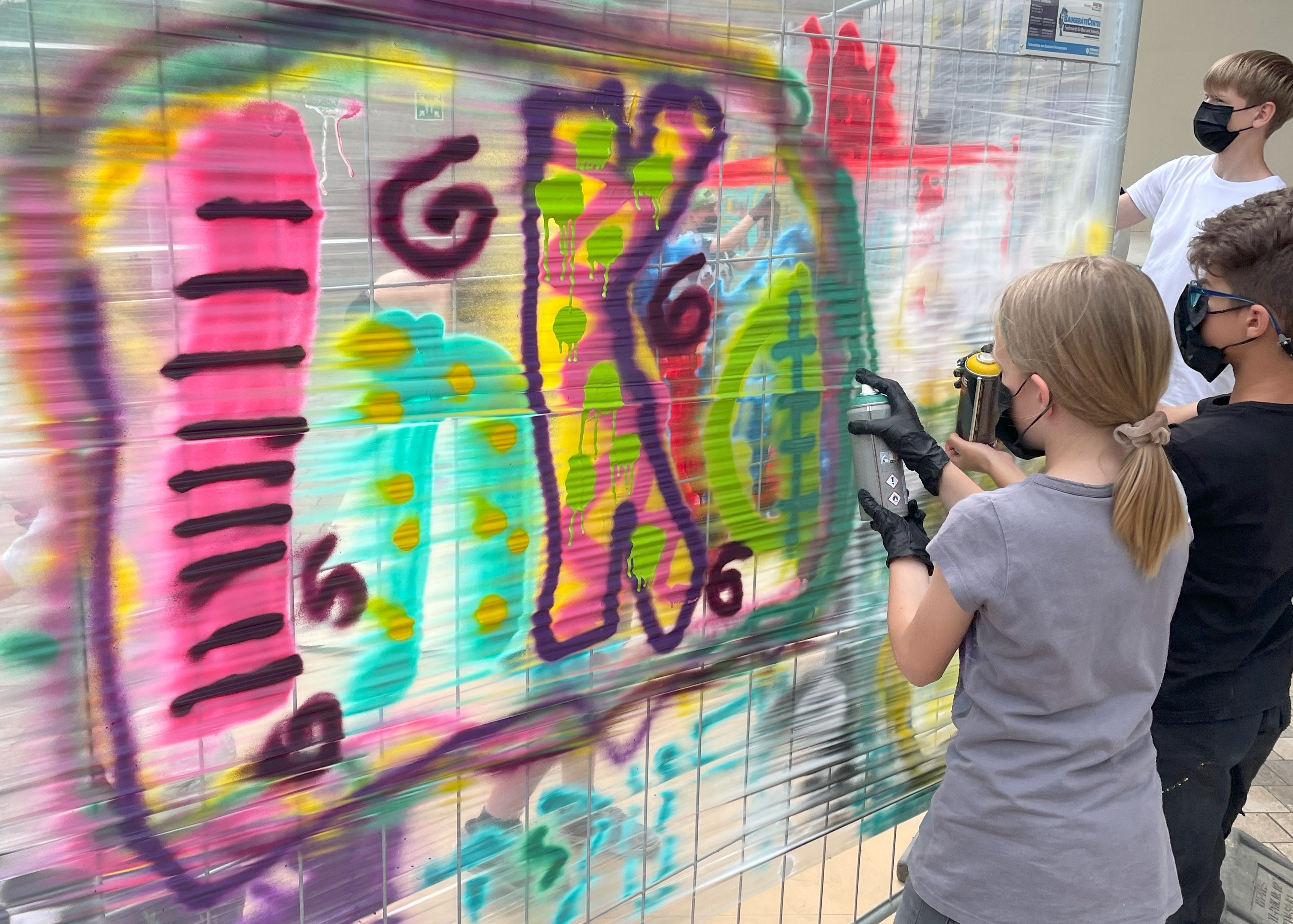 Philip Kleinheinz gibt einen Graffiti Workshop